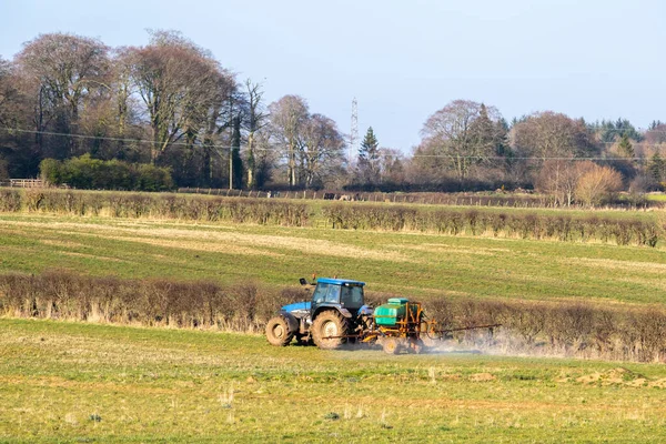 Tierras Agrícolas Escocesas Con Campos Cultivo Tractor Marca New Holland — Foto de Stock