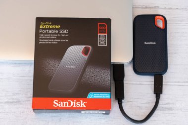 Irvine, İskoçya, İngiltere - 25 Mart 2022: SanDisk, aşırı dayanıklı ve suya dayanıklı olduğu söylenen SSD markalı taşınabilir depo. Şoka ve titreşime dayanıklı olduğu bildirildi..