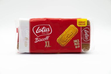 Irvine, İskoçya, İngiltere - 18 Mayıs 2022: Lotus markalı Bisküviler şu anda geri dönüşümlü olmayan plastik bir ambalajda saklanıyor.