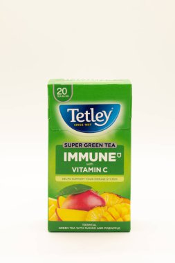 Irvine, İskoçya, İngiltere - 18 Mayıs 2022: Geri dönüşümlü ambalajda C vitamini içeren Tetley marka süper yeşil çay kutusu.