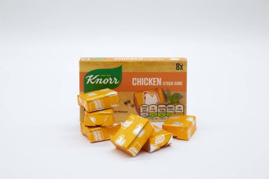 Irvine, İskoçya, İngiltere - 18 Mayıs 2022: Knorr Chicken hisse küpleri karton bir kutunun içinde beyaz bir zemin ile. Paketleme geri dönüştürülebilir ve enerji içeriği sembolleri içerir.
