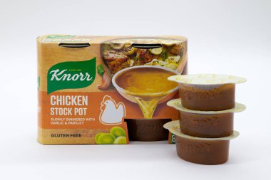 Irvine, İskoçya, İngiltere - 18 Mayıs 2022: Knorr Chicken, arka planda beyaz bir karton kutuda saksılar. Paketleme geri dönüştürülebilir ve enerji içeriği sembolleri içerir.