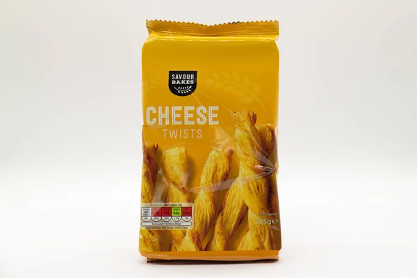 Irvine スコットランド イギリス 2022年5月18日 現在再利用できないプラスチック包装に含まれるアルディブランドの風味豊かなベイクチーズツイストペストリー — ストック写真