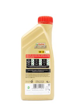 Irvine, İskoçya, İngiltere - 20 Ağustos 2022: Castrol Markalı Sınır 5W-30 motor yağı plastik konteynır ve üstü tamamen geri dönüşümlü ve uygulama listesi ve çeşitli simgeler ile arka etiketleri gösteren.