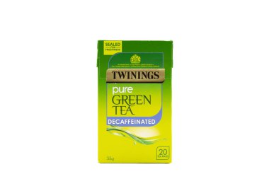 Irvine, İskoçya, İngiltere - 20 Ağustos 2022: Twinings, geri dönüşümlü karton kutuda saf yeşil kafeinsiz çay poşetleri olarak damgalandı