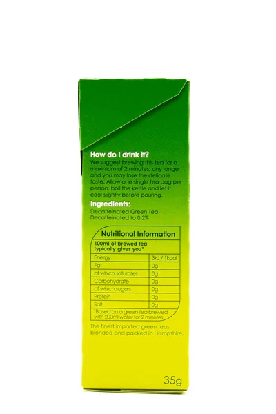英国苏格兰欧文 2022年8月20日 在可回收纸板箱中印有纯绿色无咖啡因茶袋标签的结对产品 其侧面印有配料和营养信息 — 图库照片