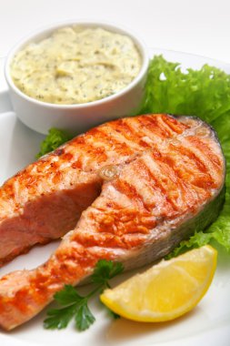 ızgara somon biftek sosu, maydanoz ve limon ile