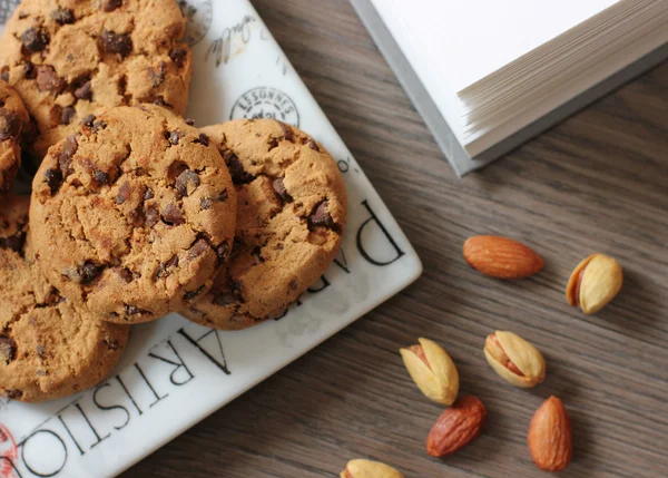 Cookies y libro —  Fotos de Stock