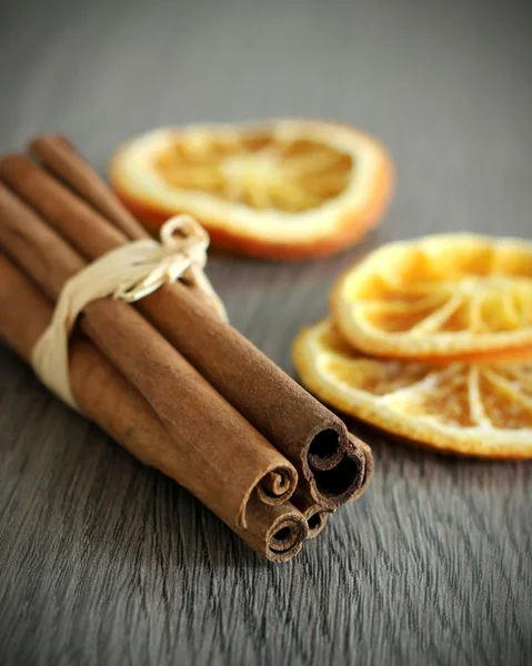 Palitos de canela con naranja —  Fotos de Stock