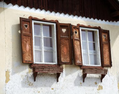 iki pencere ile eski bir ev üzerinde ahşap jaluzi