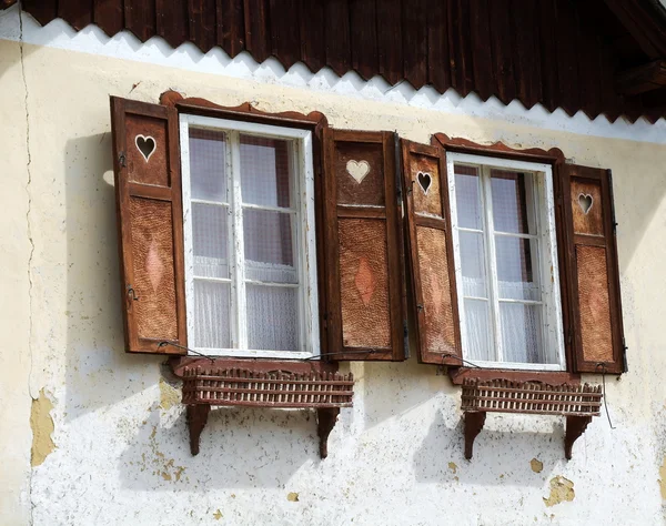 Iki pencere ile eski bir ev üzerinde ahşap jaluzi — Stok fotoğraf