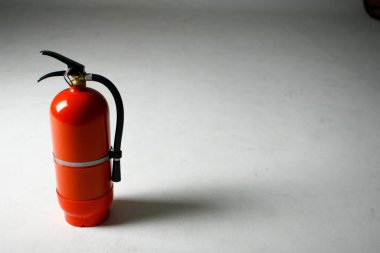 beyaz zemin üzerine yangın söndürücü