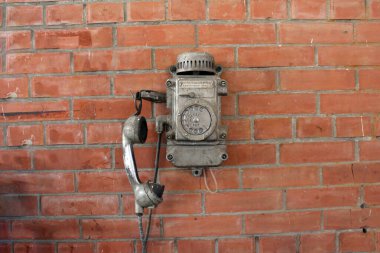 Duvardaki eski metal telefon. Telefondaki Rusça metin - 