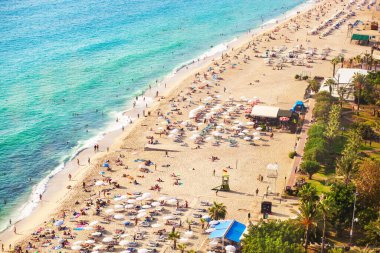 Alanya 'daki Kleopatra plaj merkezinin füniküler kablosundan en iyi görüntü. Şemsiyeler, kum, Akdeniz 'in mavi suyu