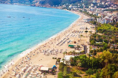 Alanya 'daki Kleopatra plaj merkezinin füniküler kablosundan en iyi görüntü. Şemsiyeler, kum, Akdeniz 'in mavi suyu
