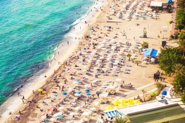 Alanya 'daki Kleopatra plaj merkezinin füniküler kablosundan en iyi görüntü. Şemsiyeler, kum, Akdeniz 'in mavi suyu