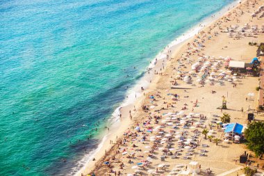 Alanya 'daki Kleopatra plaj merkezinin füniküler kablosundan en iyi görüntü. Şemsiyeler, kum, Akdeniz 'in mavi suyu