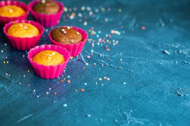 Lezzetli çikolatalı ve vanilyalı kekler. Beton desenli masa, üst manzara. Tatlı hamur işleri
