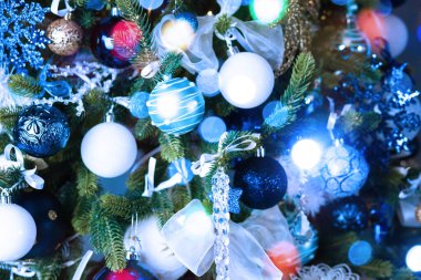 Ağacın üzerindeki Noel süslerini kapat. Noel konsepti geçmişi.