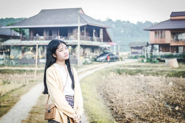 Girl Standing Long Path Front Countryside Houses Autumn Morning — 스톡 사진