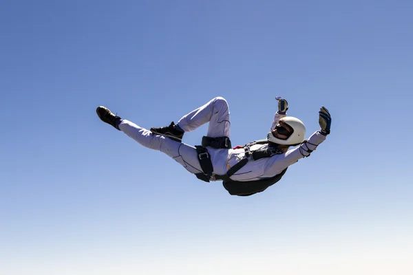 Una chica se realiza en un estilo libre caída libre . — Foto de Stock