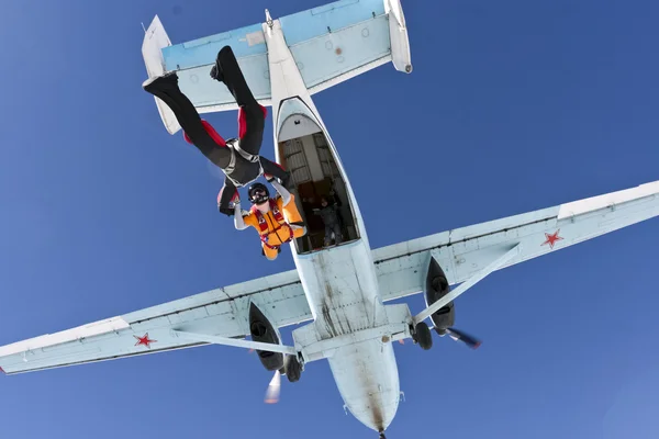 Two skydivers and a helicopter in the sky — Stock Photo, Image