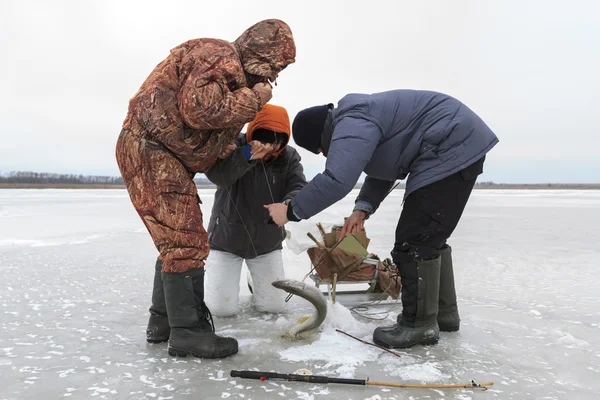 Pesca sul ghiaccio. — Foto Stock