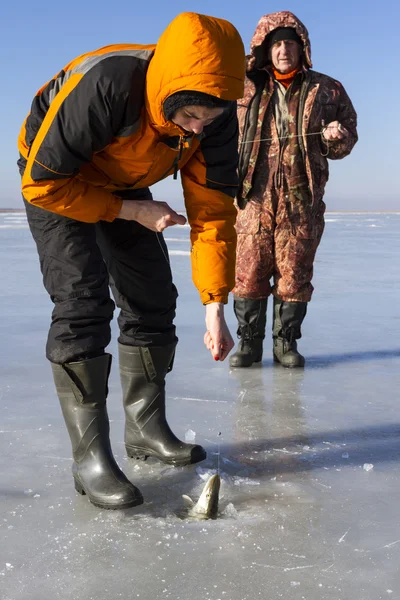 Pesca sul ghiaccio. — Foto Stock