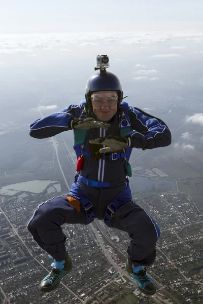 Sportsman paracaidista en estilo libre . Fotos De Stock