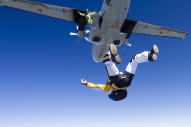 iki skydivers.
