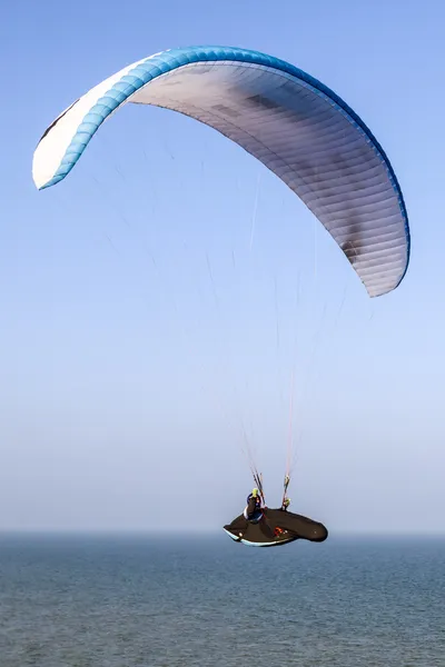 Paragliding flight. — Stock Photo, Image