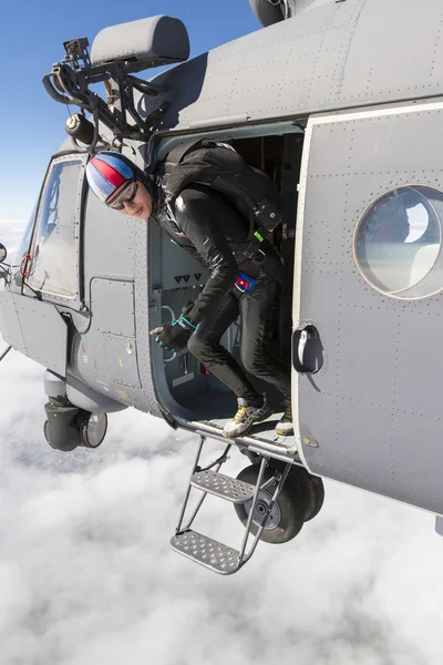 男の落下傘兵のジャンプ — ストック写真