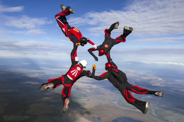 Skydivers recolhe figura em queda livre . — Fotografia de Stock