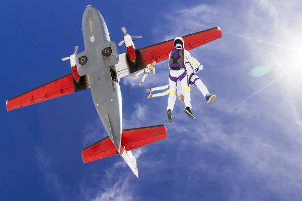 Skydivers saltando de um avião . — Fotografia de Stock