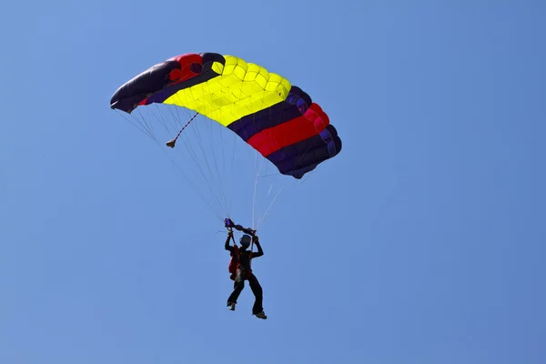 Paraşütçü mavi gök — Stok fotoğraf