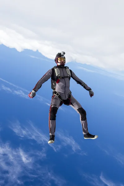 Skydiver realiza figuras en caída libre . Imagen De Stock