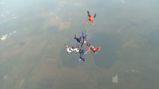 Parachutisten verzamelt figuur in vrije val. — Stockvideo