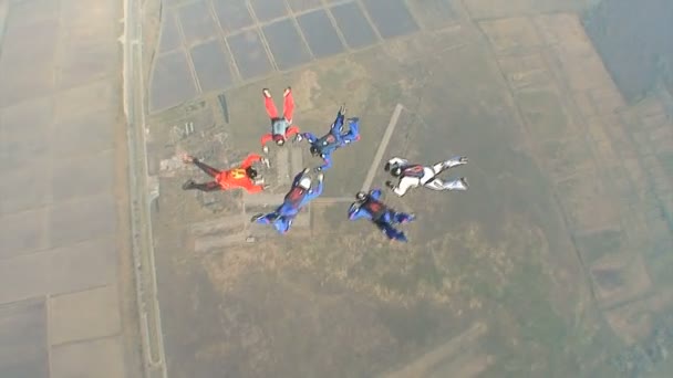 Skydivers συλλέγει σχήμα σε ελεύθερη πτώση. — Αρχείο Βίντεο