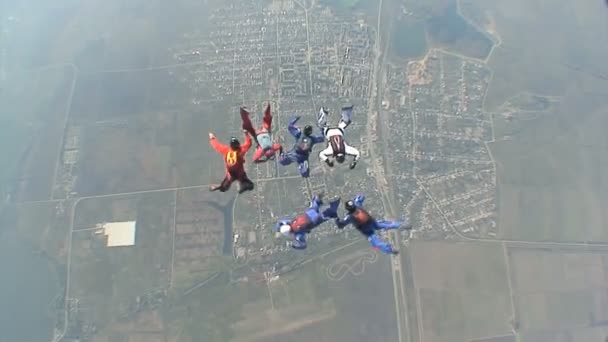 Skydivers recueille figure en chute libre .