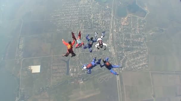 Skydivers συλλέγει σχήμα σε ελεύθερη πτώση. — Αρχείο Βίντεο