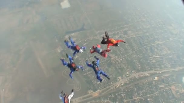 Skydivers συλλέγει σχήμα σε ελεύθερη πτώση. — Αρχείο Βίντεο