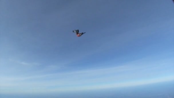 Un parachutiste saute de l'avion 
