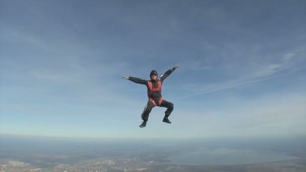 Skydiver uitvoeren figuur in een vrije val. — Stockvideo