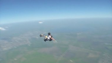Skydiver gerçekleştirmek şekil serbest düşme.