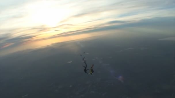 Skydivers συλλέγει σχήμα σε ελεύθερη πτώση. — Αρχείο Βίντεο