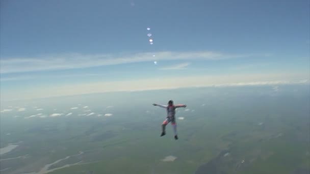 Skydiver gerçekleştirmek şekil serbest düşme. — Stok video