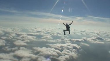 skydivers rakamlar serbest düşme gerçekleştirin..