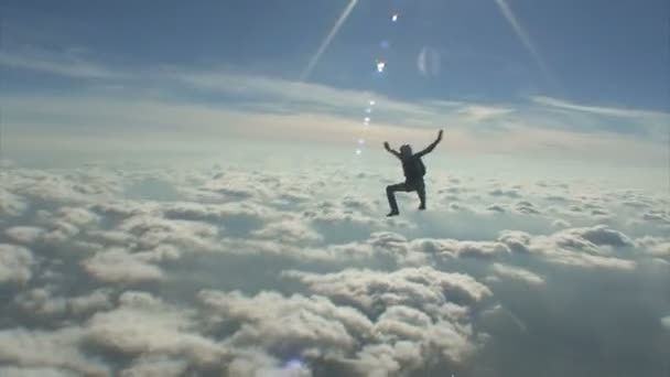 Skydivers perform figures in free fall. — Stock Video