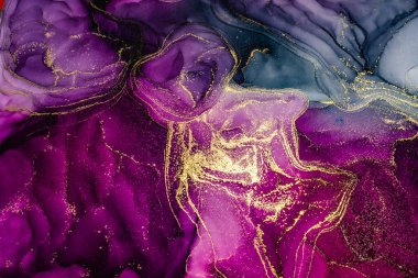 Soyut pembe ve mavi parlak renk sıvısı arkaplan, altın çizgili el yapımı alkol boyası, fon tasarımı için sıvı mürekkep dokusu