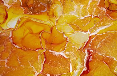 Soyut turuncu parlak renk sıvısı arkaplan, altın çizgili el yapımı alkol boyası, arka plan tasarımı için sıvı mürekkep dokusu